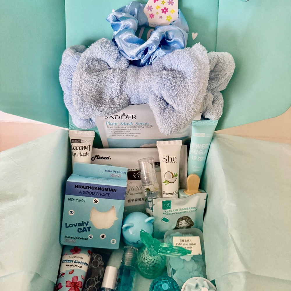 Blue Bliss Beauty Box (20+ Items)